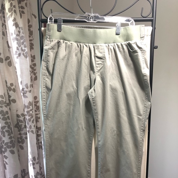 5/$25 Maternity Capris Tan Khaki S - Picture 3 of 7